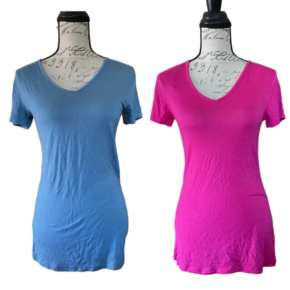 Zenana Outfitter Blue Pink 2 V Neck Shirts Medium NEW - Picture 1 of 3